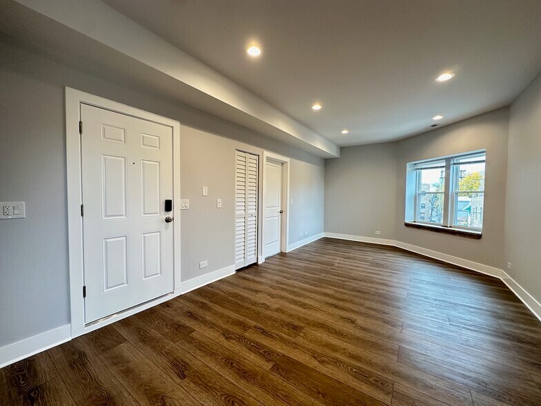 Building Photo - 4415 N Kimball Ave