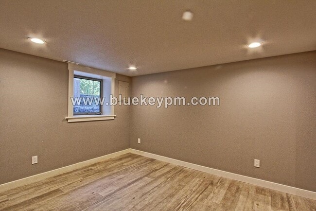 Building Photo - 2 Bed, 1 Bath Unit in Laurelhurst Plex