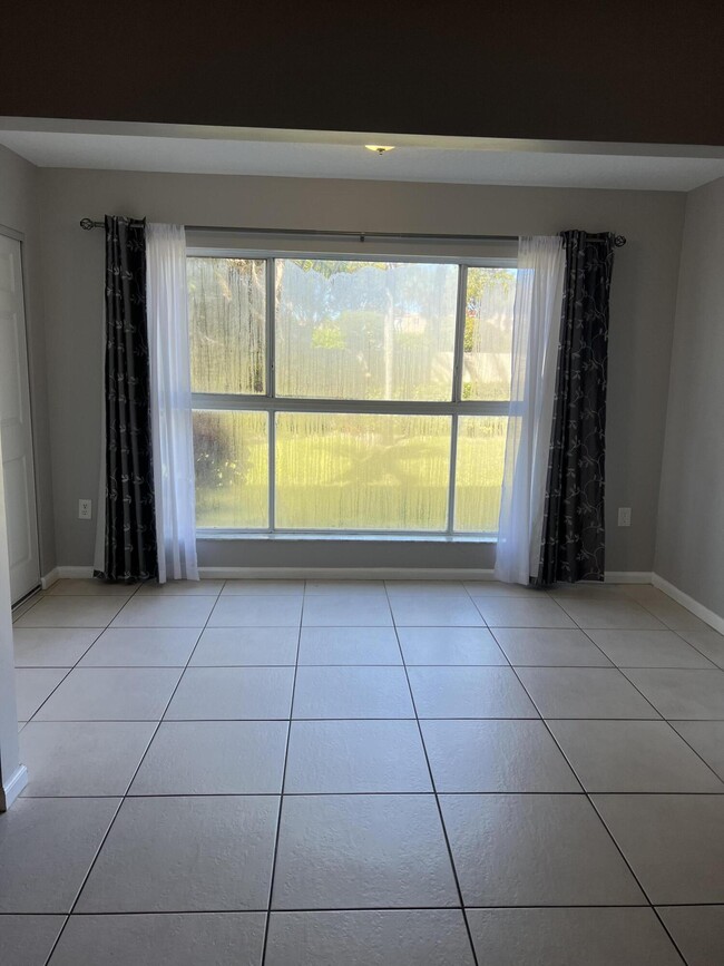 Building Photo - 5951 Regal Glen Dr