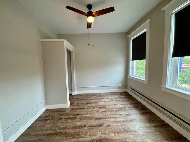 Building Photo - Modern 1 Bedroom! AVAILABLE NOW!