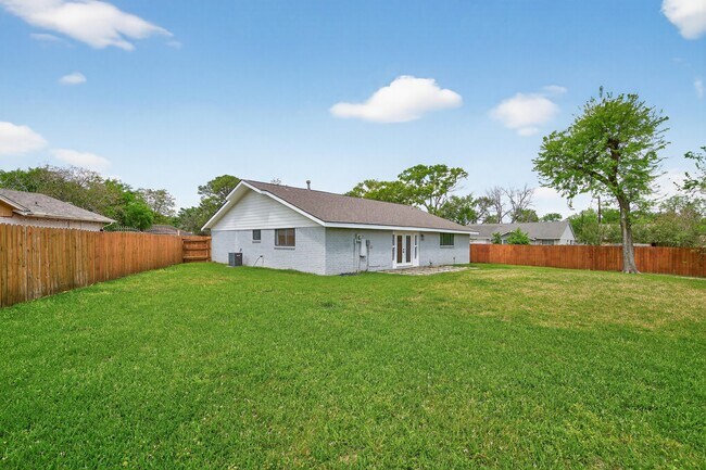 Building Photo - 5743 Ludington Dr