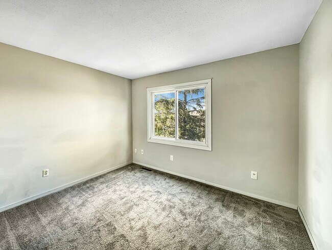 Building Photo - 607 E Burnsville Pkwy