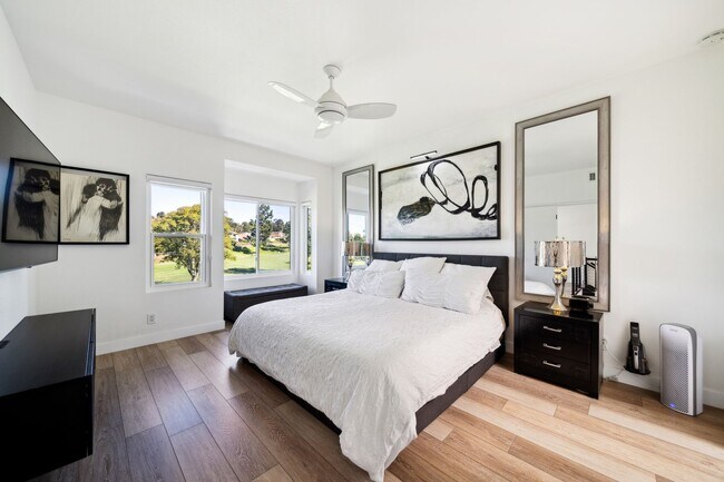 Building Photo - Beautifully renovated end-unit townhome
