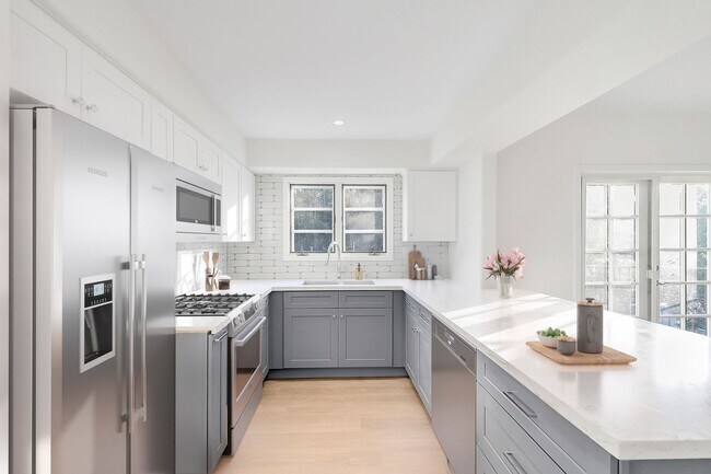 Building Photo - 1134 26th St - Parkview Santa Monica