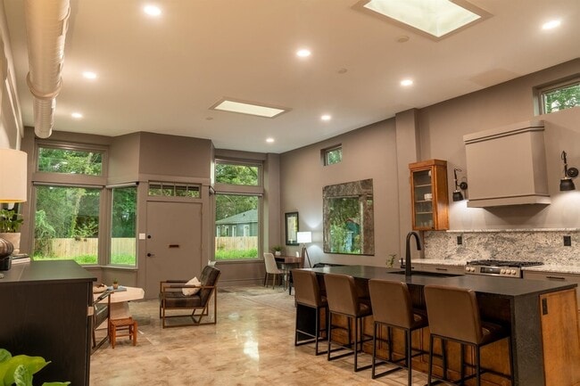 Building Photo - 612 W 8th Ave