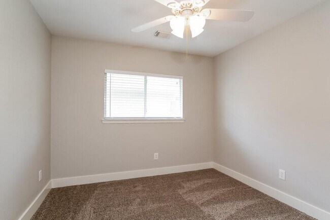 Building Photo - 422 Laurel Timbers Dr