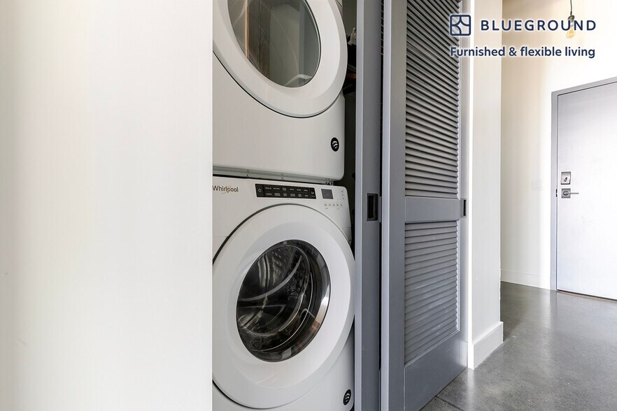 Building Photo - 2061 N Southport Ave