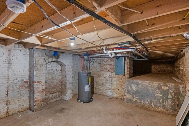Building Photo - 2412 Francis St