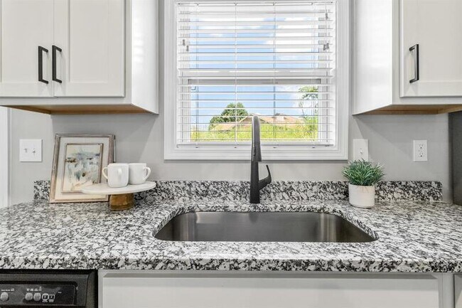 Building Photo - 1115-D2 Hillwood Dr