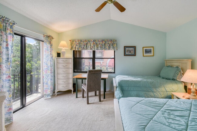 Building Photo - 28 Uno Lago Dr