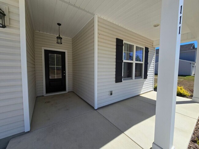 Building Photo - 4 Bedroom, 2 Bath Ranch Available for Rent Now!