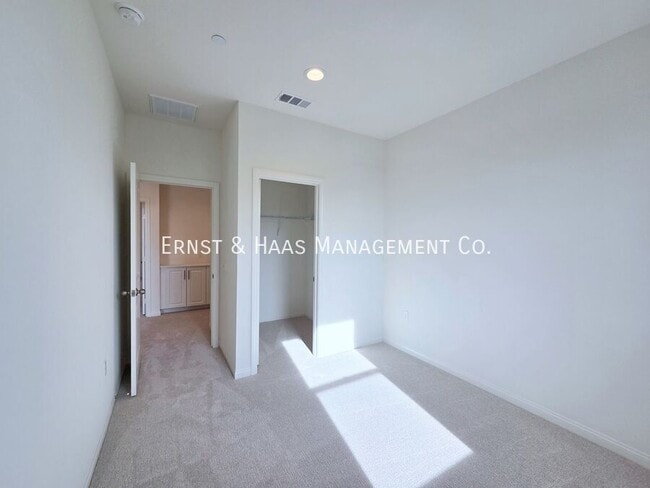 Building Photo - 2420 E Lincoln Ave