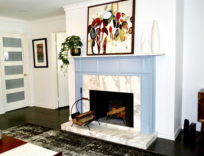 Beautiful marble hearth fire place - 6234 Bandera Ave
