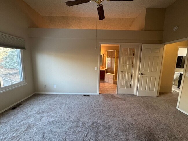 Building Photo - ELEGANT 5BD in WOODLAND HILLS/D20 - Security Deposit Waiver Available