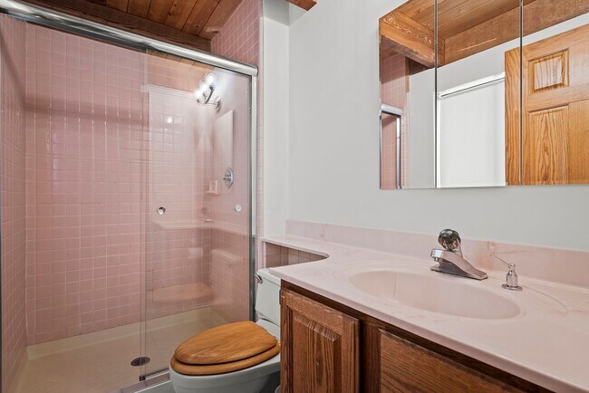 Building Photo - Remodeled Mountain Style Home