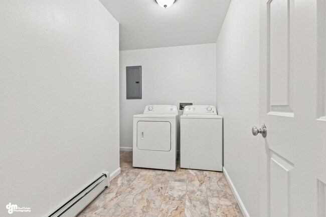 Building Photo - 8643 Lynnette Dr