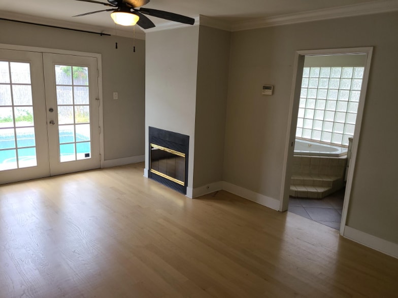 Building Photo - 413 W Acacia Ave