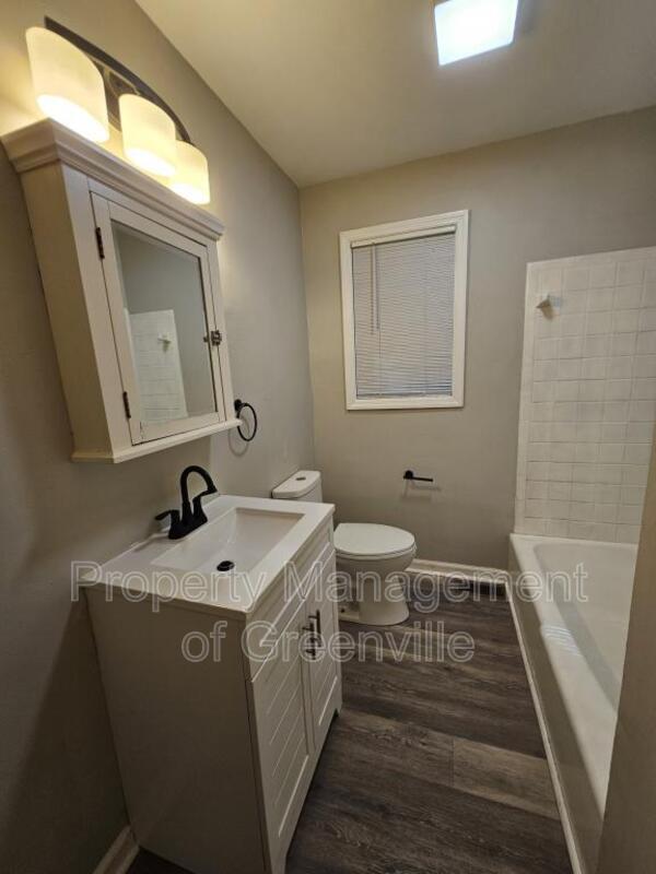 Building Photo - 355 Woodview Ave