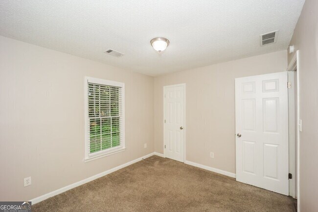 Building Photo - 10916 Clearwater Dr