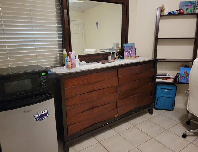 Building Photo - 8500 Via Romana