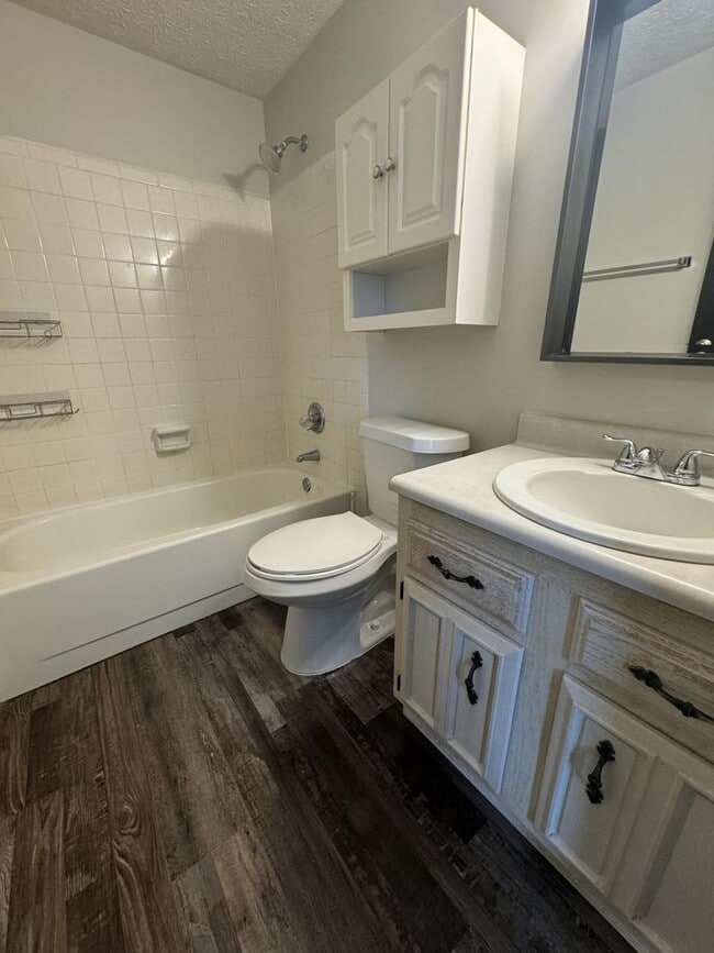 Building Photo - 4229 Briarwood Dr