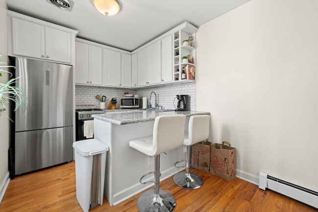 Building Photo - 515 W Wrightwood Ave