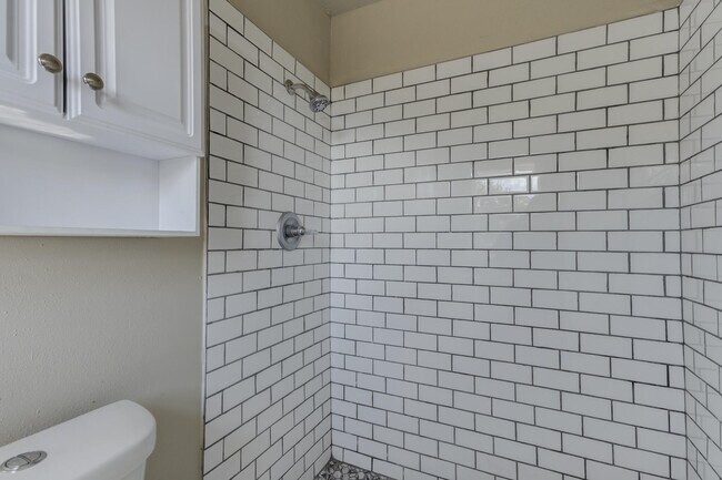 Building Photo - 1702 E 2nd St