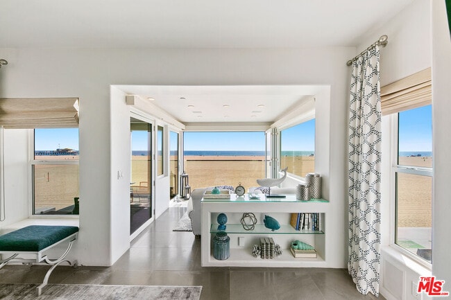 Building Photo - 1341 Palisades Beach Rd