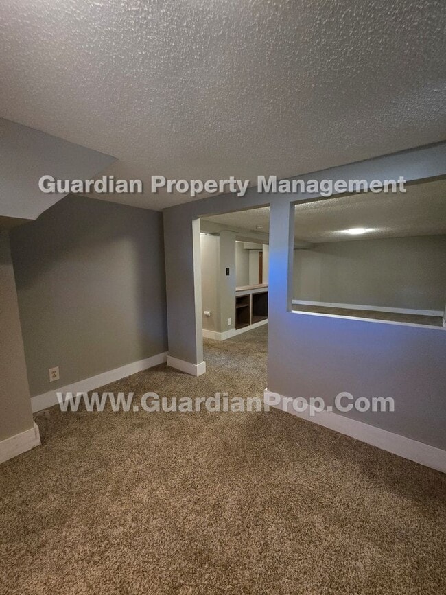 Building Photo - Bloomington Single Family Home, 2 Car Garage, new kitchen appliances!