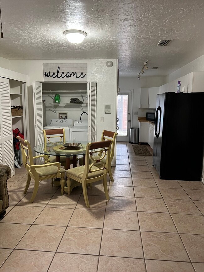 Building Photo - 2401 S Mellonville Ave