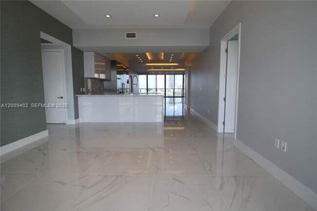 Building Photo - 5000 Island Estates Dr