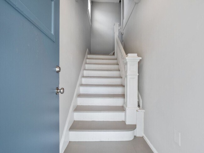 Building Photo - 926 Winona Ave SW