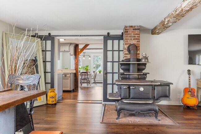 Building Photo - 33 Exeter Rd