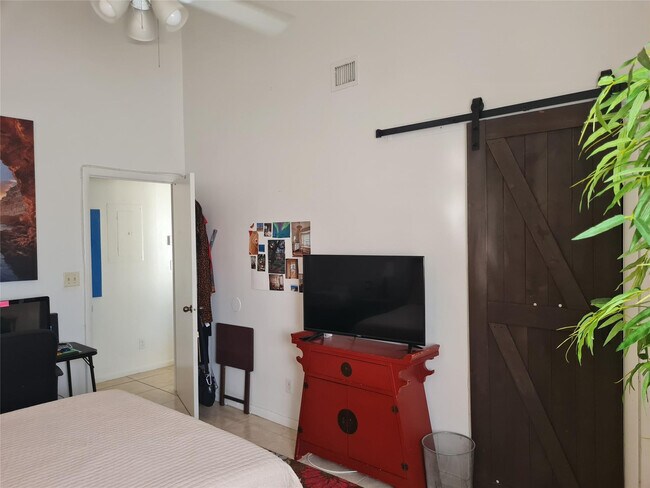 Building Photo - 3421 NW 44th St