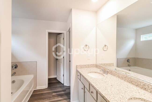 Building Photo - Fantastic 4bd/2.5ba home! Let yourself in!