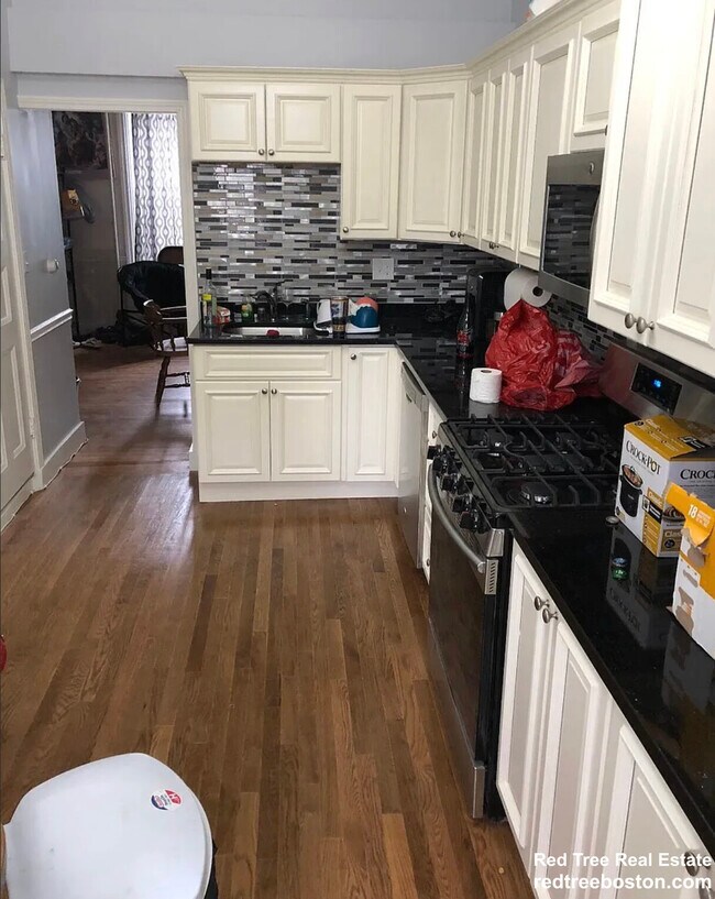 Building Photo - 686 Parker St