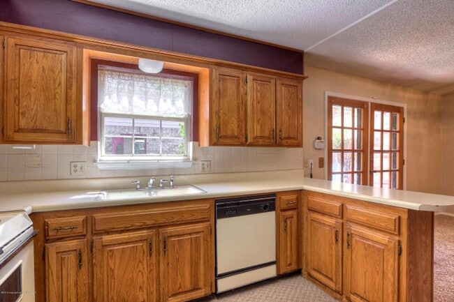 Building Photo - 2 bed, 2.5 bath townhome