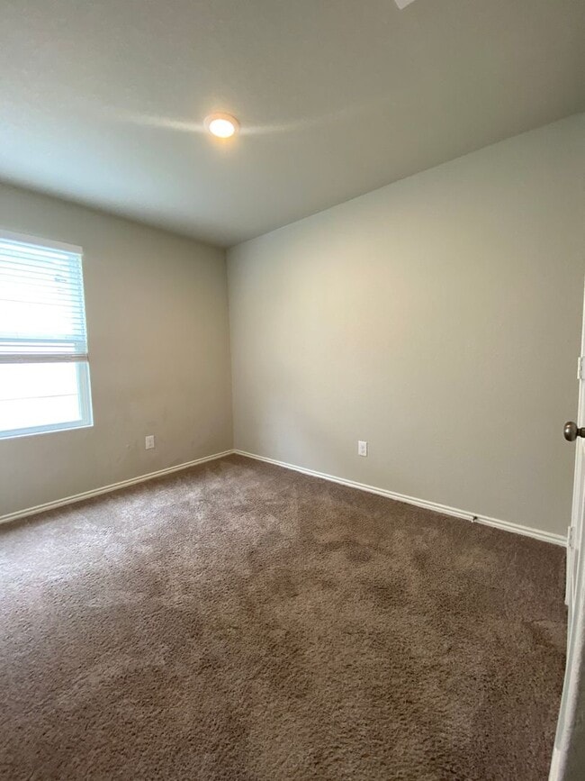 Building Photo - Move in Ready 3 bd/2 ba with bonus rooms!