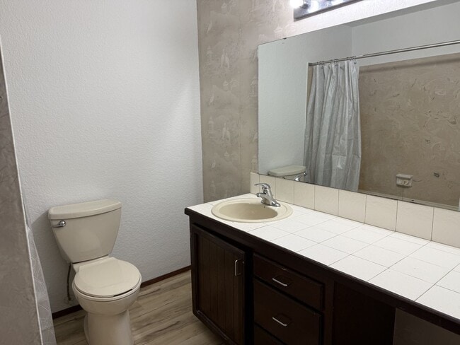Building Photo - Large 3 BR 2.5 Bath Fenced Yard New Carpet...