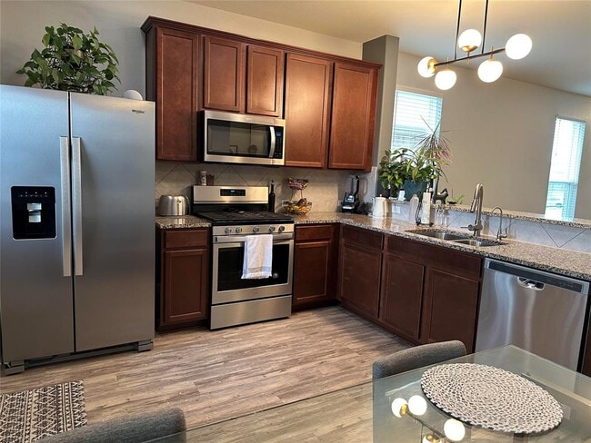 Building Photo - 302 Eves Necklace Dr.