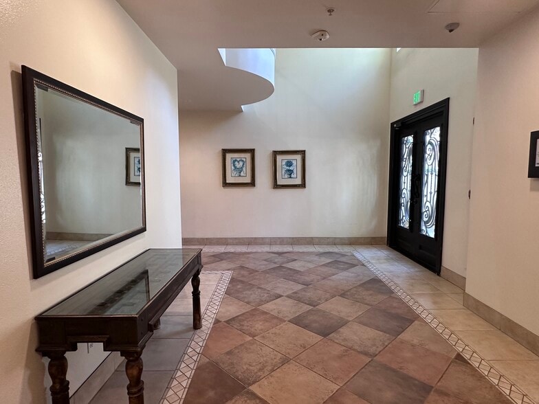 Lobby - 4601 Coldwater Canyon Ave