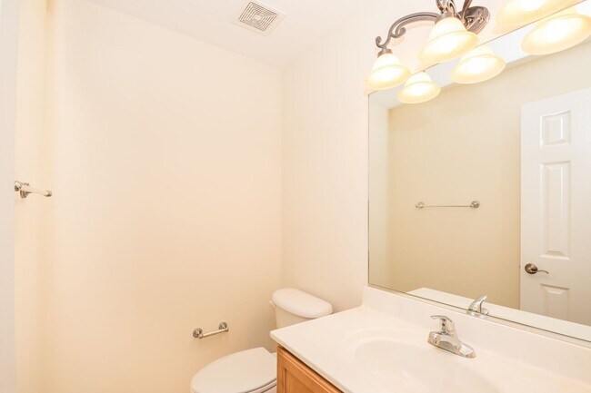 Building Photo - Updated Condo in Norfolk
