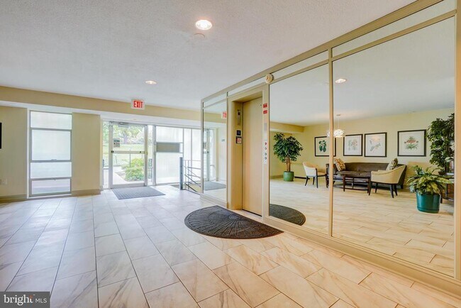 Building Photo - 7400 Lakeview Dr