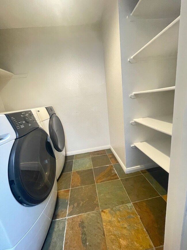 Building Photo - Great One Bedroom Condo w/ A/C