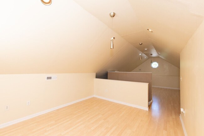 Building Photo - MOVE-IN READY