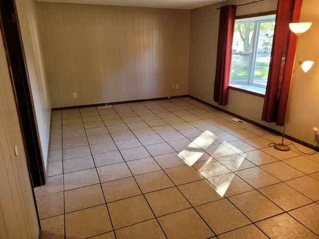 Building Photo - Great Ranch House next to a Park and Public Swimming Pool!