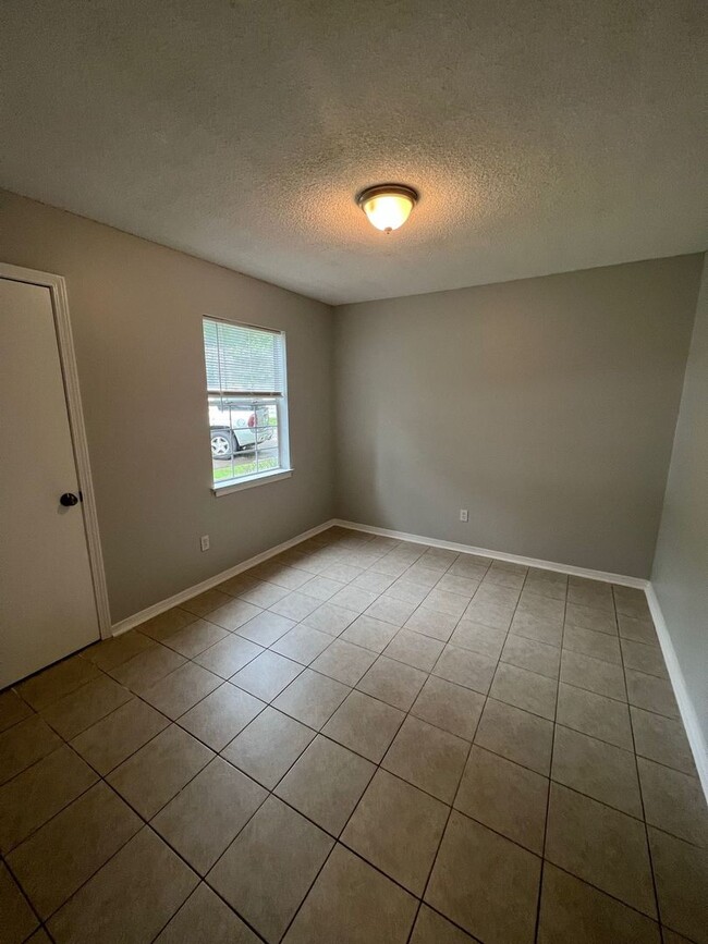 Building Photo - Just Plain Good Living!