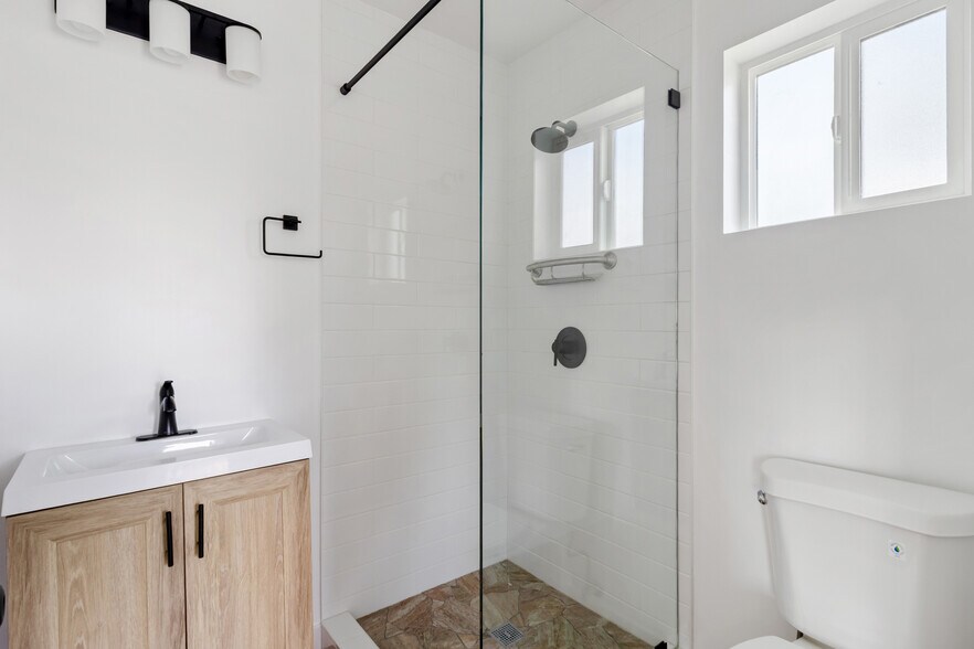 Building Photo - 15840 Chatsworth St