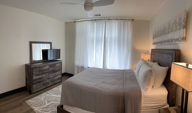 Building Photo - 401 W Trade St