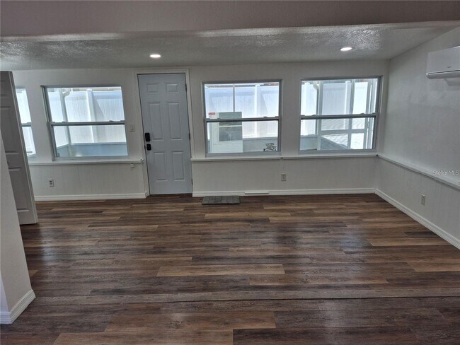 Building Photo - 7709 W Hanna Ave